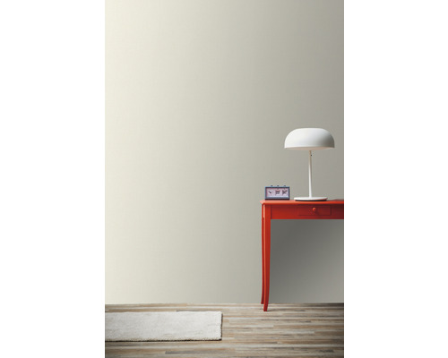 Scene met muurverf, tafel, lamp, klok en tapijt op houten vloer