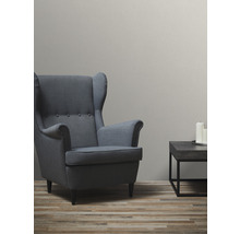 Woonkamer met fauteuil en salontafel