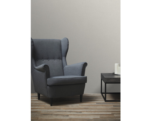 Woonkamer met fauteuil en salontafel