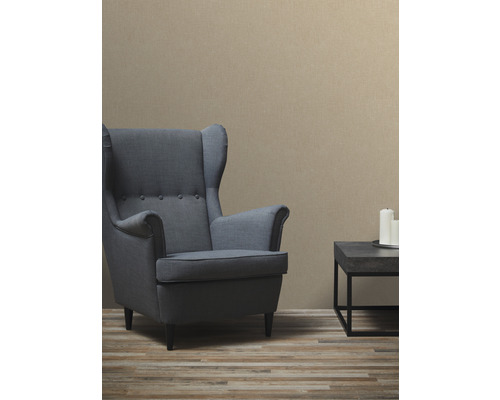 Woonkamer met fauteuil, tafel en behang