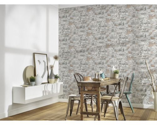 Eetkamer met behang in baksteenmotief, tafel en stoelen.