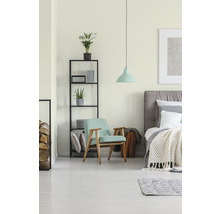 Lichte slaapkamer met bed, fauteuil, rek en hanglamp