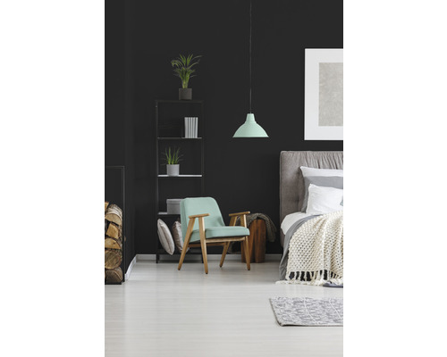 Slaapkamer met bed, fauteuil en plank