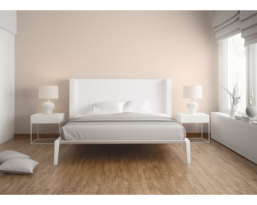 Slaapkamer met bed, nachtkastjes en lampen op houten vloer