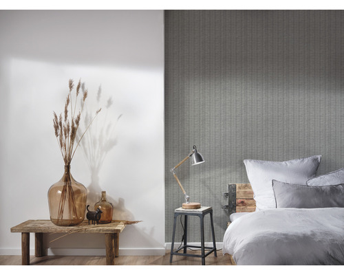 Slaapkamer met patroonbehang, bed, lamp en decoratie