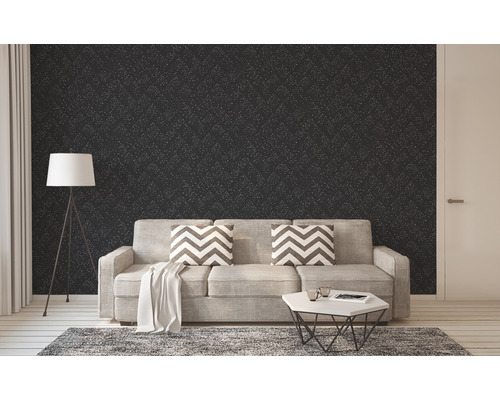 Woonkamer met donker behang en geometrisch patroon, bank, vloerlamp en vloerkleed