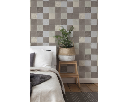 Slaapkamer met tegelpatroon behang, bed en decoratie