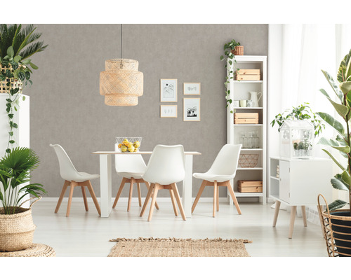 Lichte eetkamer met eettafel, stoelen, lamp en decoraties
