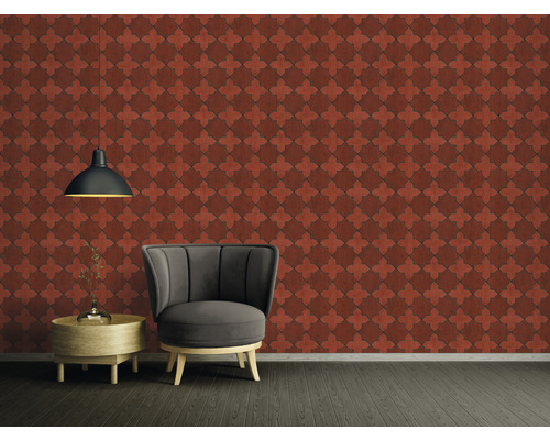 Kamer met patroonbehang, fauteuil, tafel en hanglamp