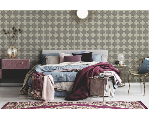 Slaapkamer met patroonbehang, bed, nachtkastje en decoratieve accessoires voor een gezellige sfeer.