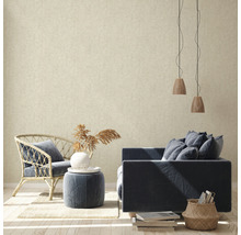 Woonkamer met rotan stoel, bank en behang met patroon