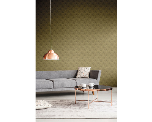 Woonkamer met grijze bank, tafel, lamp en behang met patroon