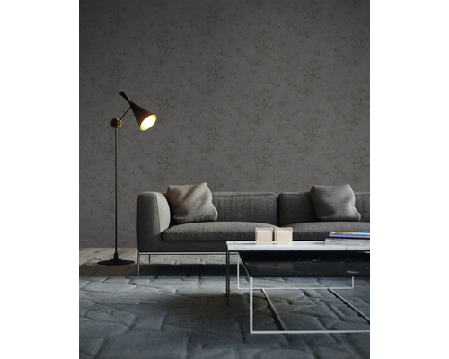 Woonkamer met bank, vloerlamp en salontafel op vloerkleed