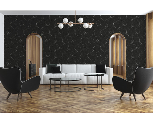 Woonkamer met zwart marmeren behang, bank en fauteuils