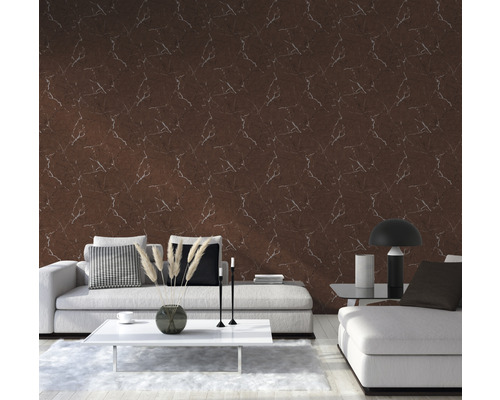 Woonkamer met bruin marmeren behang, bank en tafel.