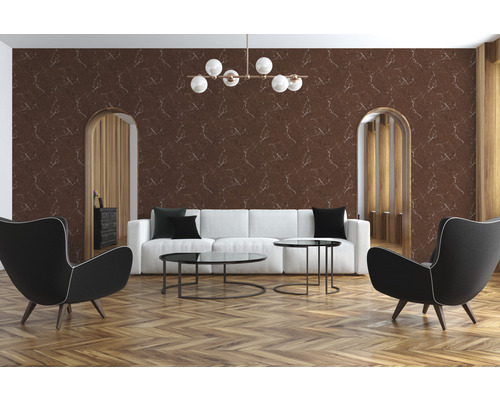 Moderne woonkamer met bruin marmerbehang, bank, fauteuils en decoratieve verlichting