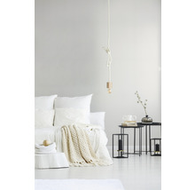 Slaapkamer met bed, bijzettafels en hanglamp