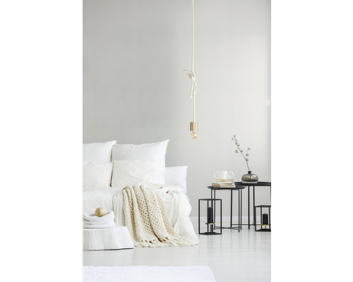 Slaapkamer met bed, bijzettafels en hanglamp