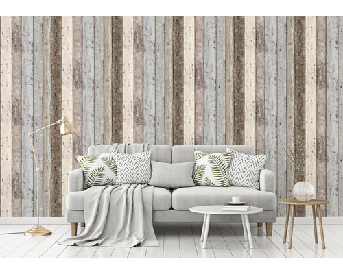 Woonkamer met bank en wandbehang met houtlook