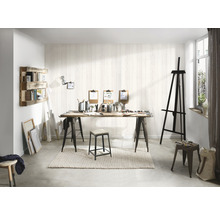 Lichte atelierruimte met schildersezel, tafel met schildersbenodigdheden en houten rek