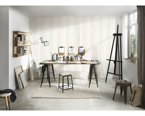 Lichte atelierruimte met schildersezel, tafel met schildersbenodigdheden en houten rek