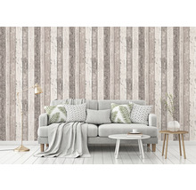 Woonkamer met houtlook behang, bank en tafel