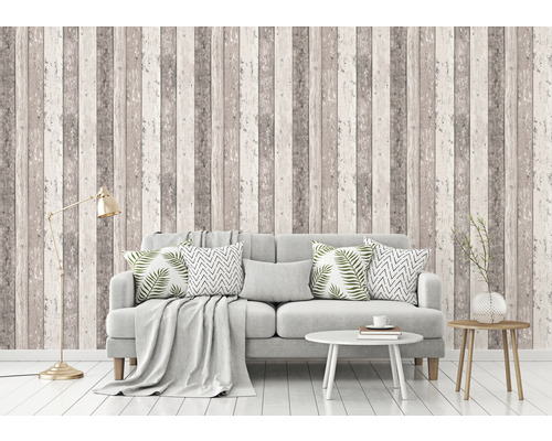 Woonkamer met houtlook behang, bank en tafel