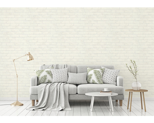 Woonkamer met bakstenen behang, bank en decoratie