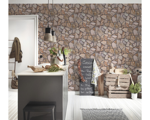 Lichte keuken met steenbehang, kookeiland en decoratieve elementen.