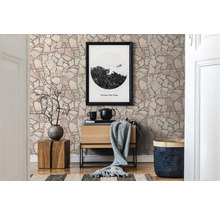 Woonkamer met behang in steenlook, commode, decoratie en tapijt