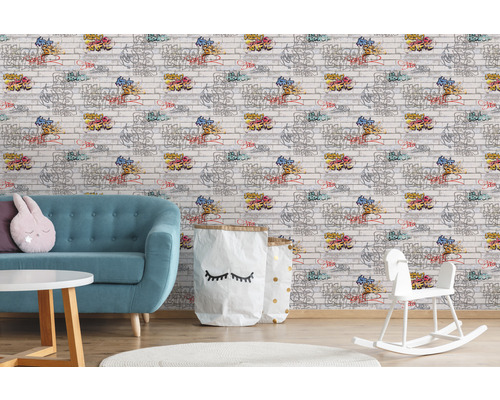 Woonkamer met bank en muurbehang in graffitistijl op baksteenpatroon