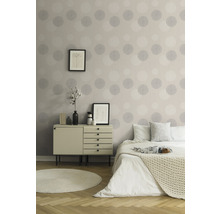 Slaapkamer met commode, bed en behang met cirkelmotief