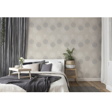 Slaapkamer met bed, gordijnen en behang met cirkelpatroon
