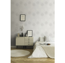 Lichte slaapkamer met patroonbehang, dressoir en bed