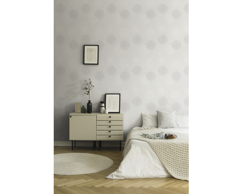 Lichte slaapkamer met patroonbehang, dressoir en bed