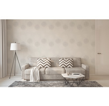 Woonkamer met bank, staande lamp en behang met patroon