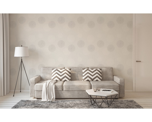 Woonkamer met bank, staande lamp en behang met patroon