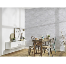 Eetkamer met eettafel, stoelen en muur in steenlook