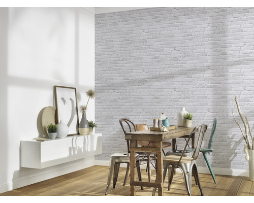 Eetkamer met eettafel, stoelen en muur in steenlook