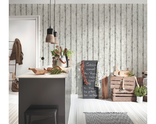 Lichte keuken in landhuisstijl met houten wandbehang, kookeiland, kruk en decoratie