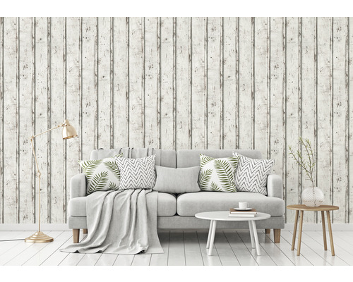 Woonkamer met houtlook behang, bank, tafel en vloerlamp