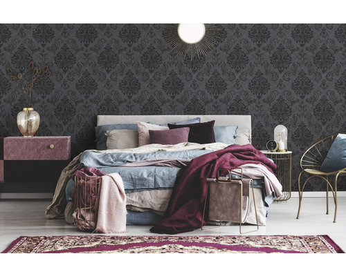 Decoratieve slaapkamer met behang met motief, bed en meubels