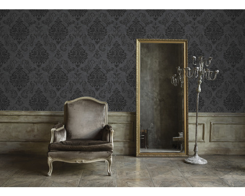 Decoratief barokbehang met fauteuil, spiegel en kandelaar in een elegante kamer