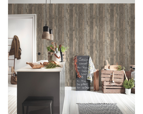 Lichte keuken met wandbehang in houtlook en kookgerei