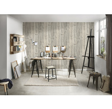 Werkkamer met behang met houten lambrisering, schildersezel en werktafel