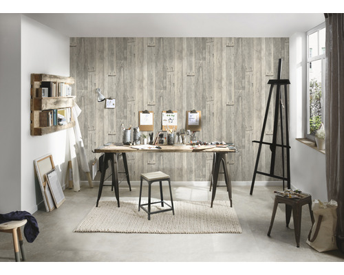 Werkkamer met behang met houten lambrisering, schildersezel en werktafel