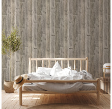 Lichte slaapkamer met houten wandbehang, bed en decoraties.