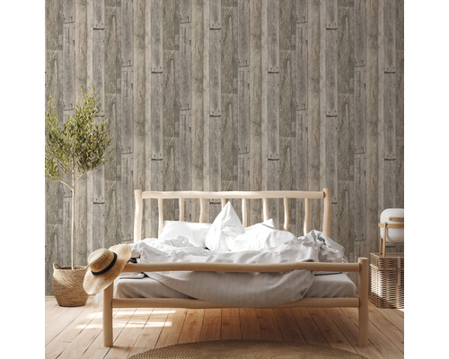 Lichte slaapkamer met houten wandbehang, bed en decoraties.