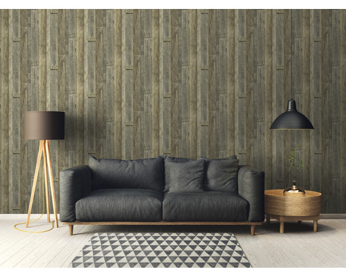 Woonkamer met bank, lamp en behang met houtlook