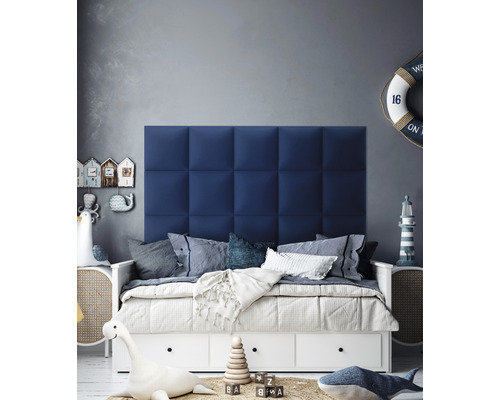 Kinderkamer met blauw wandpaneel, wit bed en nautische decoratie